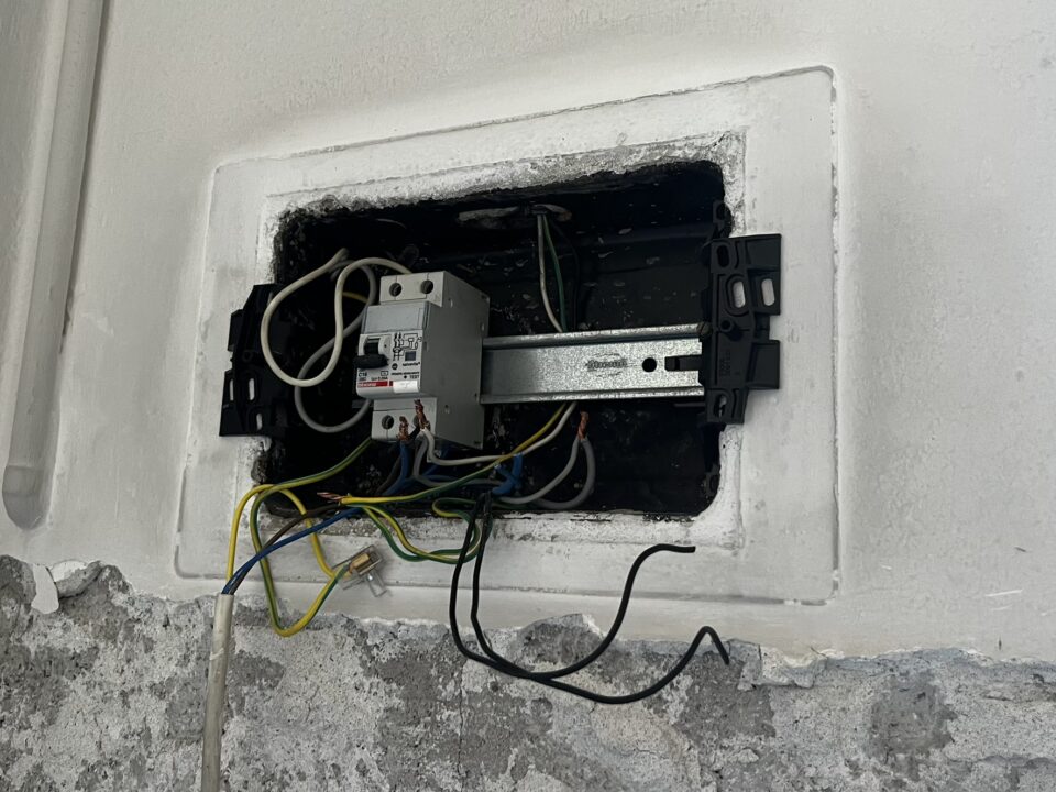 Rimozione vecchio quadro elettrico
